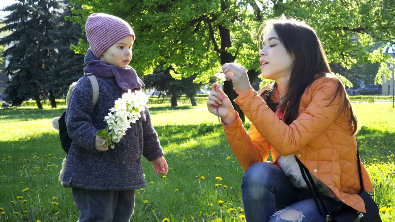 Download Free Video Stock toddler holding flowers Live Wallpaper