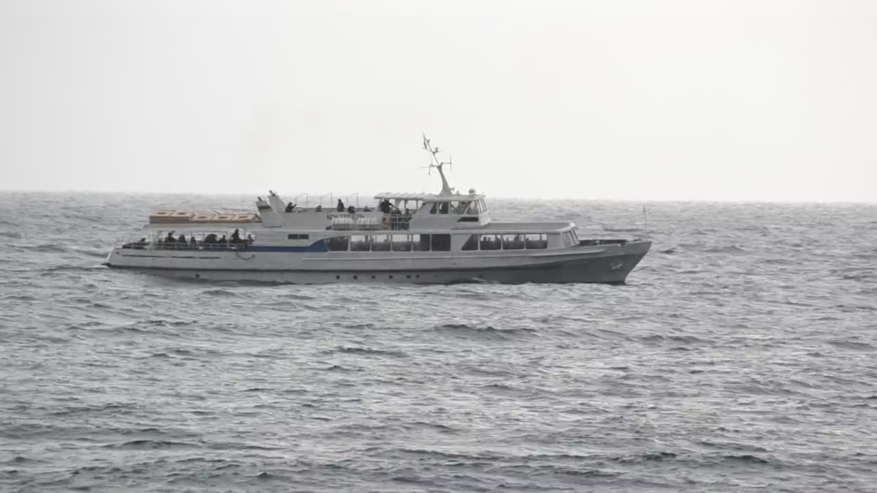 Download Free Video Stock tourist boat on a rainy day Live Wallpaper