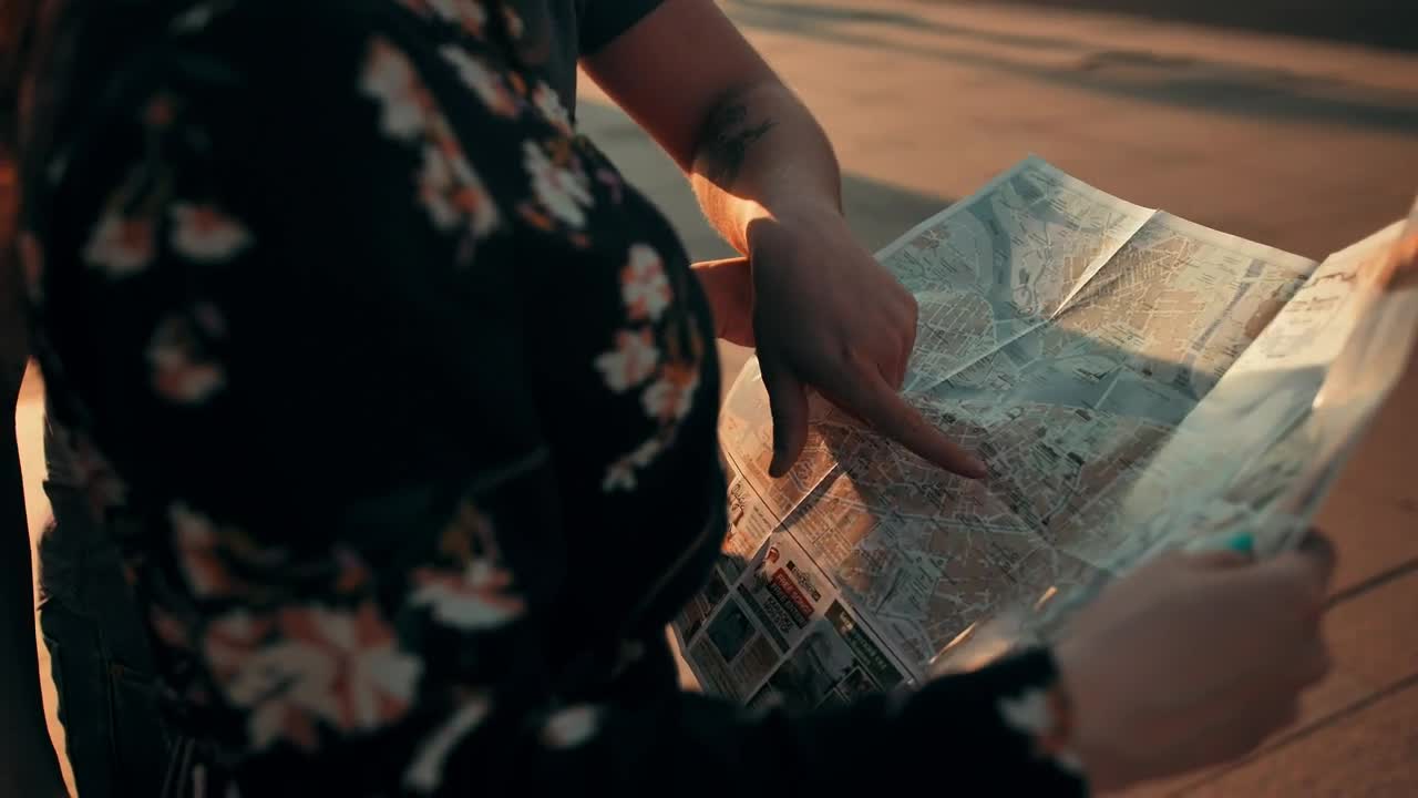 Download Free Video Stock tourist couple looking at a city map Live Wallpaper