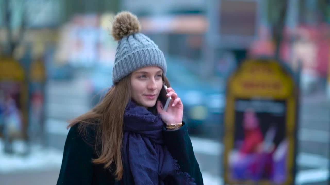 Download Free Stock Video Warm Girl Walking While Talking On The Phone Live Wallpaper