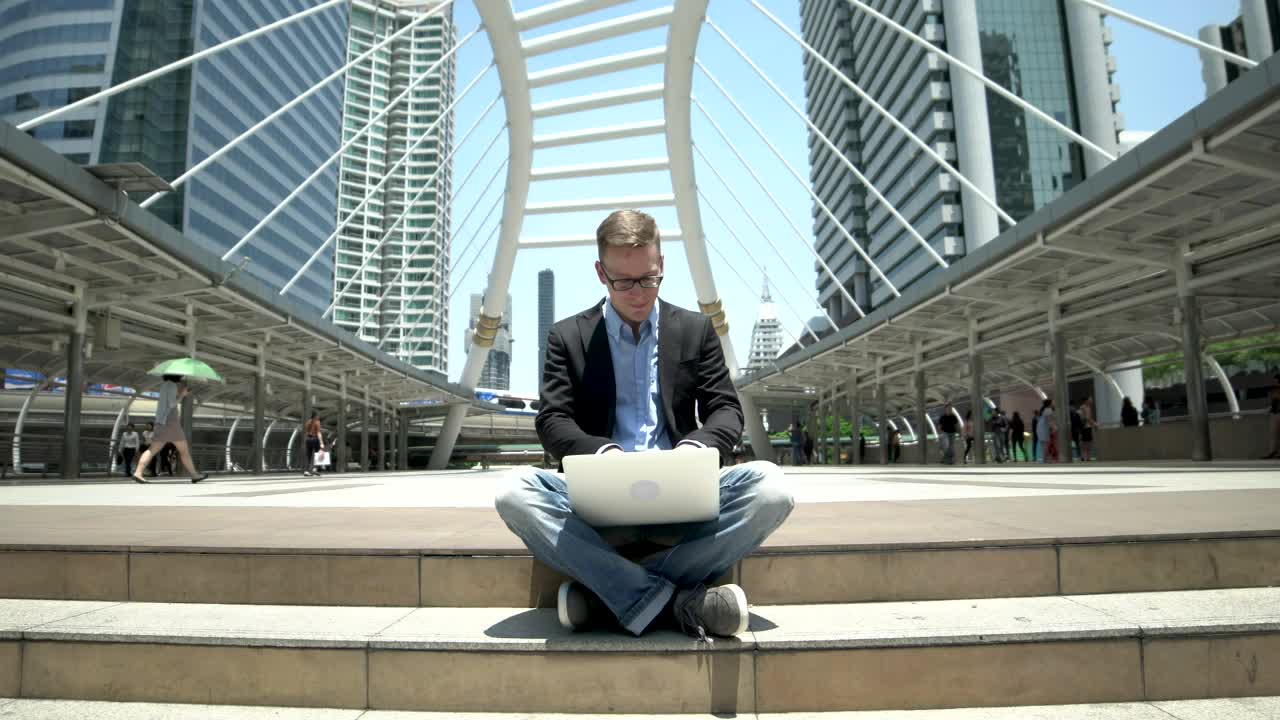 Download Free Stock Video Using A Laptop Outside The Office Live Wallpaper