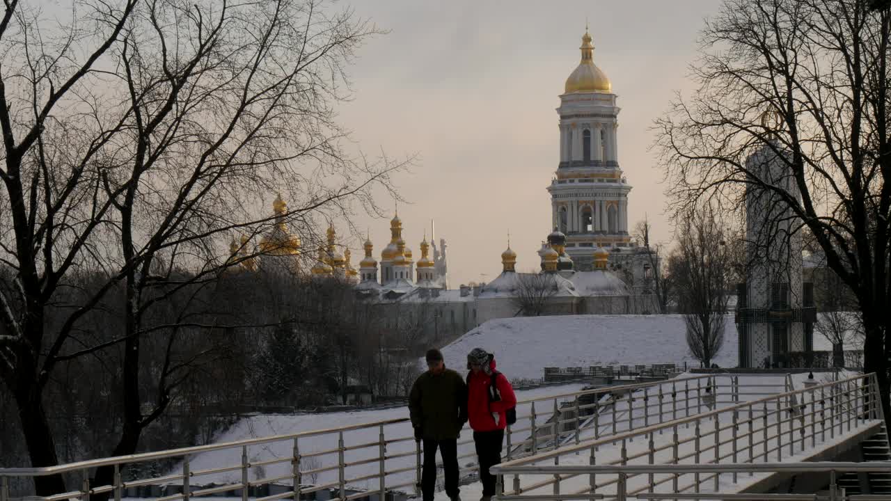 Download Free Stock Video Two Men Walking Through A City Under The Snow Live Wallpaper