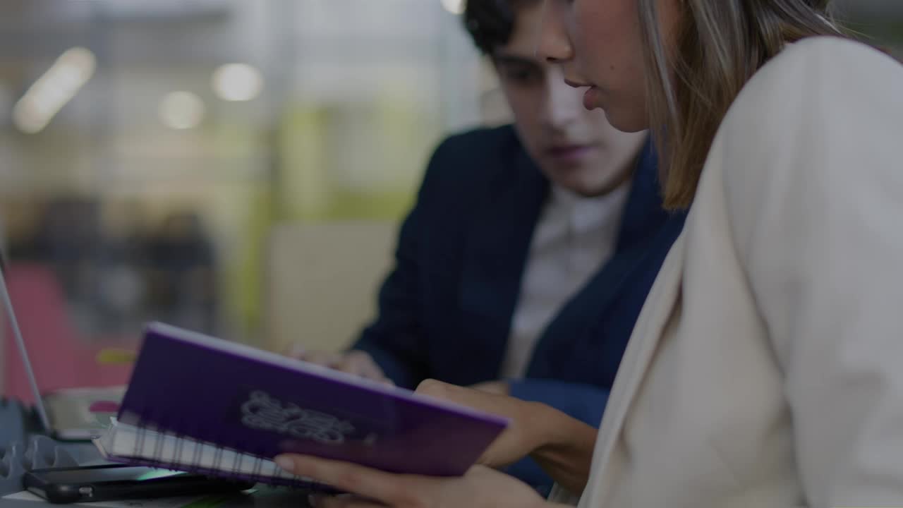 Download Free Stock Video Young People Working Together In The Office Live Wallpaper