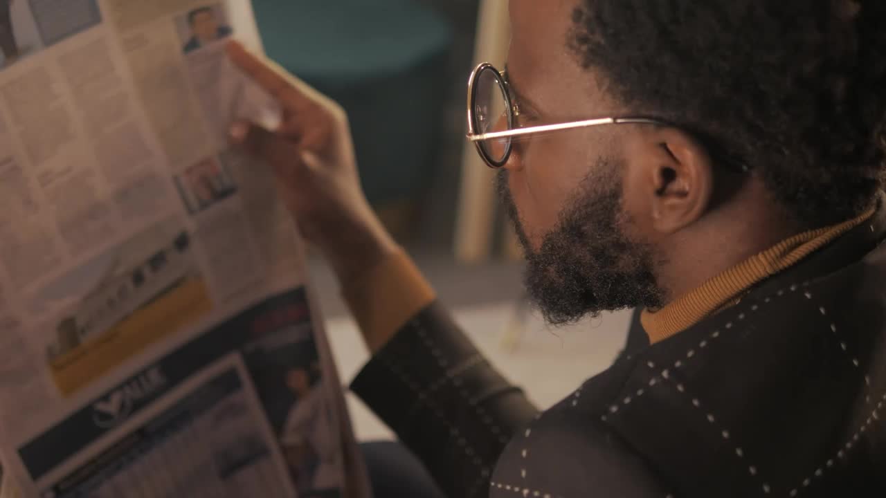 Download Free Stock Video Young Man From Behind Reading Newspaper Live Wallpaper