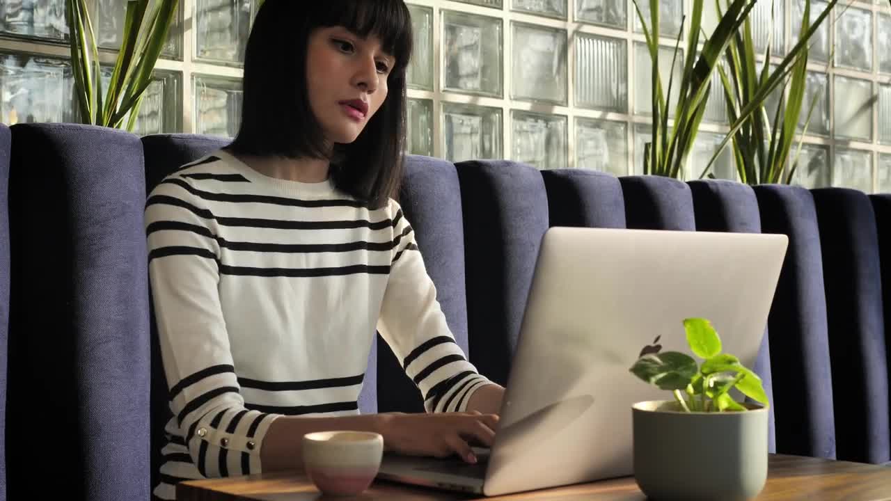 Download Free Stock Video Woman Working With Her Laptop Live Wallpaper