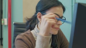 Free Stock Video Woman With Glasses Working In The Office Live Wallpaper