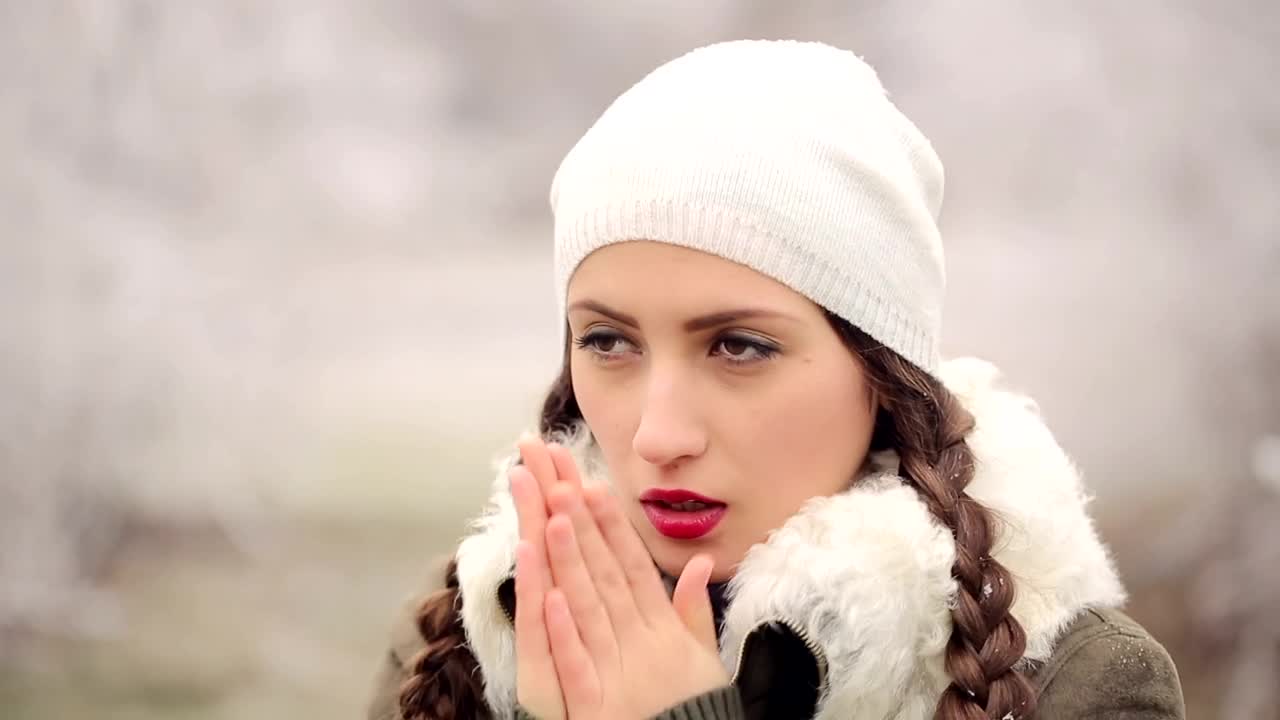 Download Free Stock Video Woman Warms Her Hands In Winter Live Wallpaper