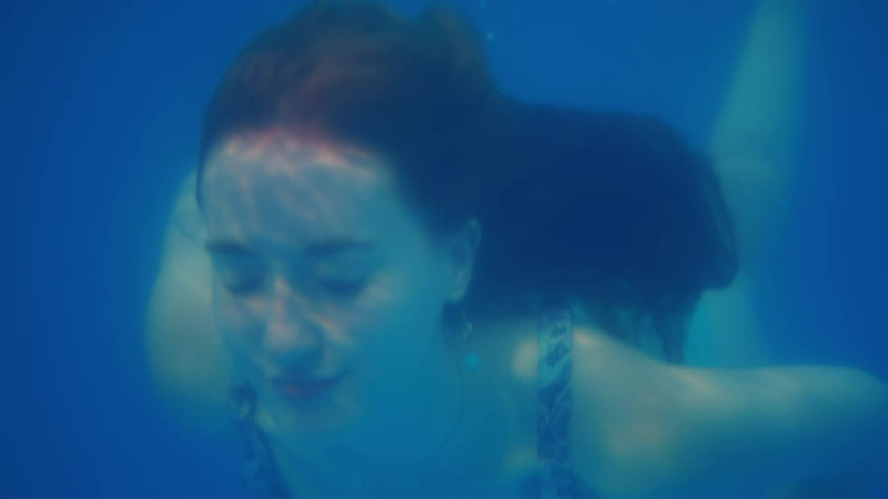 Download Free Stock Video Woman Swimming Underwater Live Wallpaper
