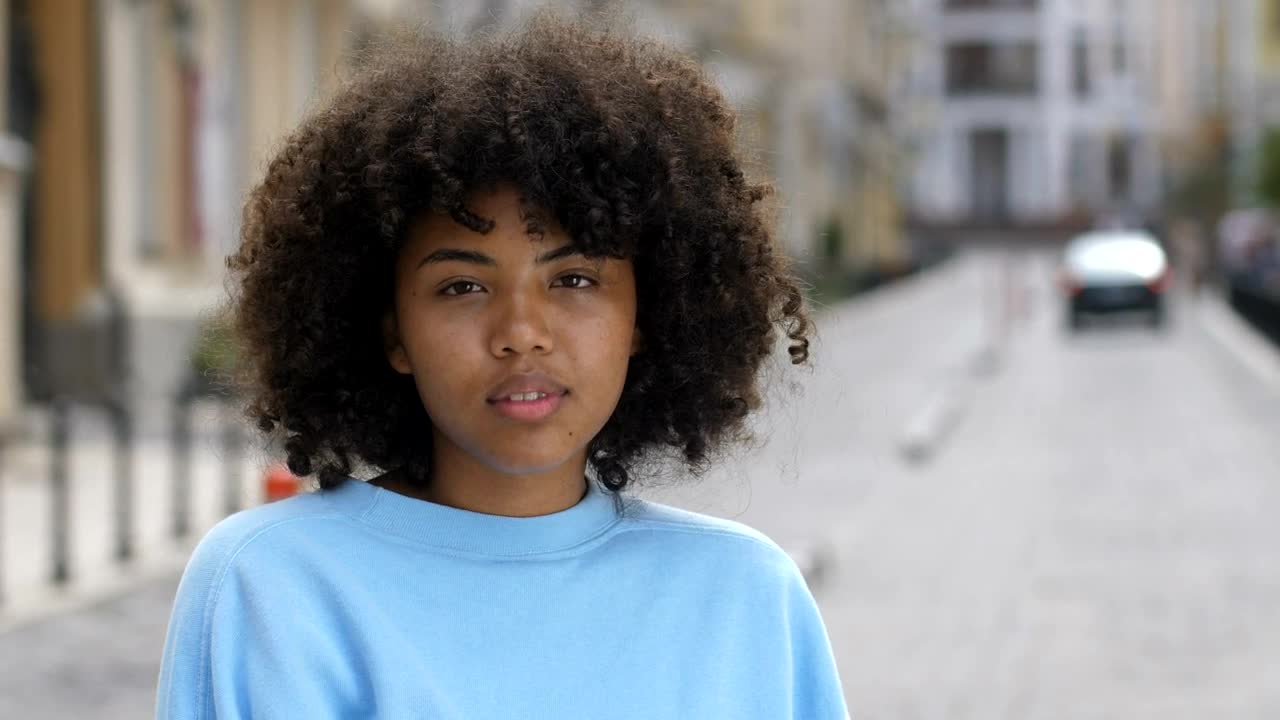 Download Free Stock Video Woman Laughing Towards The Camera Live Wallpaper