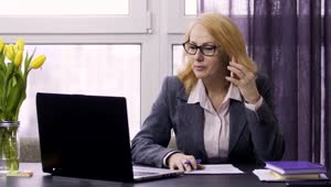 Free Stock Video Woman In An Office Taking Note During A Phone Call Live Wallpaper