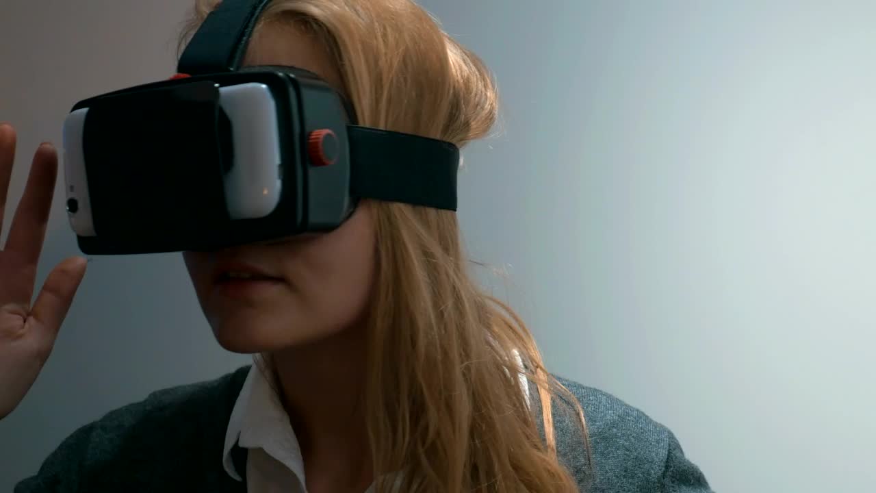 Download Stock Footage Woman Looking Around Lost In Vr Live Wallpaper Free