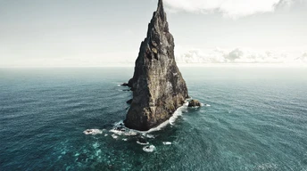 pyramid australia sea wallpaper