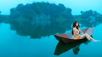 girl in boat wallpaper