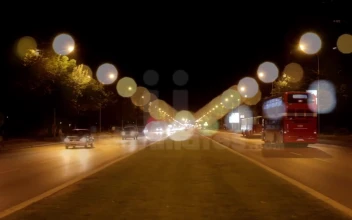 Traffic in the city at night  FOOTAGE HD 1920x1080