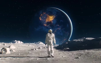 Spaceman Walking Home 4K