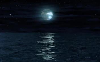 PC Full Moon Reflections Free