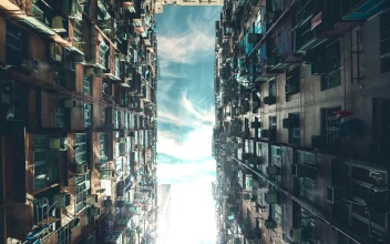 PC Sky Above Slums Below Free