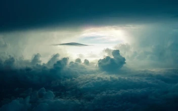PC Desktop Nature Storm Into The Clouds