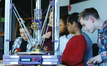 Stock Video 3 d printer in action in kids classroom PC