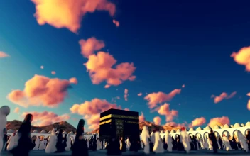 Stock Video 3d faithful of a religion in robe around a temple PC