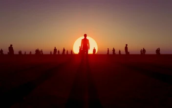 Stock Video 3d people spread out on a plain at sunset PC