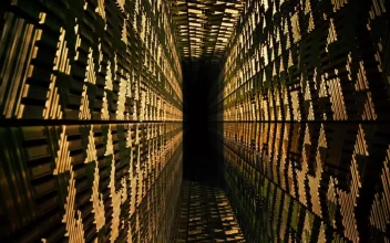 Stock Video 3d tour of a narrow corridor with golden walls PC