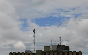 Stock Video 5g antenna under an overcast sky PC