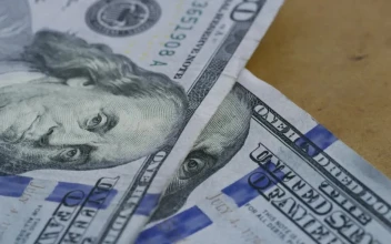 Stock Video 100 bills falling to the table PC