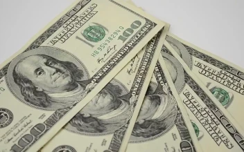 Stock Video 100 dollar bills spinnin PC