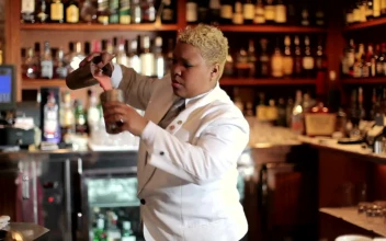 Stock Video A Bartender Preparing A Pink Cocktail for PC