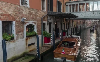Stock Video A Canal In Venice With Boats With Tourists for PC