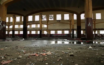 Stock Video Abandoned And Dirty Warehouse for PC