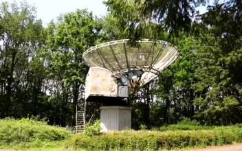 Stock Video Abandoned Antenna In The Middle Of Nature for PC