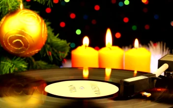 Stock Video Acetate Disc Spinning In A Christmas Atmosphere for PC