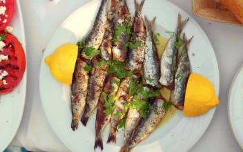 Stock Video Adding Lemon To A Fish Dish for PC