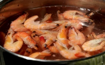 Stock Video Adding Shrimp To A Pan for PC