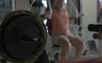 Stock Video Adding Weights Before A Workout for PC