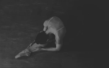 Stock Video Ballet Dancer Doing The Splits For PC