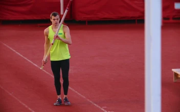Stock Video Athlete Running And Pole Vaulting For PC