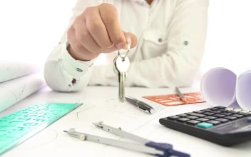 Stock Video Architect With The Keys Of A House For PC