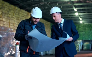 Stock Video Architect And Worker Fighting In The Warehouse For PC