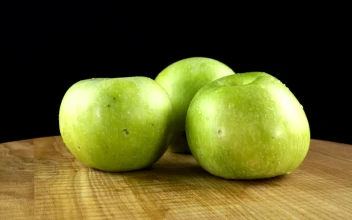 Stock Video Apples Washed And Ready For Eating For PC