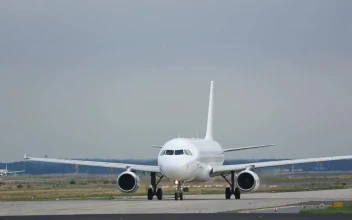 Stock Video Airplane Gettign Ready For Take Off For PC