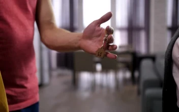 Stock Video Agent Shaking Hands With Couple For PC