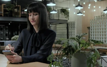 Stock Video A Woman Using A Smartphone For PC