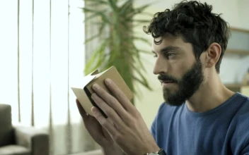Stock Video A Man Using A Cardboard Vr Headset For PC