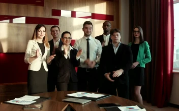 Stock Video Business People Applauding In The Office For PC