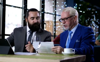 Stock Video Business Partners Talking In A Cafe For PC