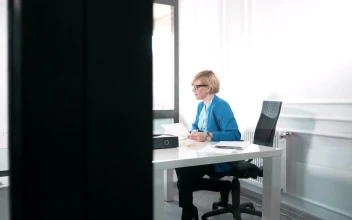 Stock Video Business Leader Meets With Employee In Bright Office For PC