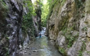 Stock Video Browser Between Two Rocky Mountains For PC